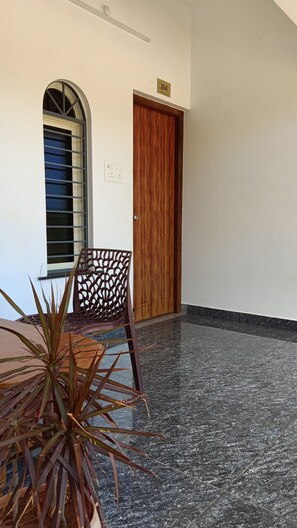 Deluxe tweepersoonskamer | Woonruimte | Een 40-inch smart-tv met digitale zenders en een tafeltennistafel