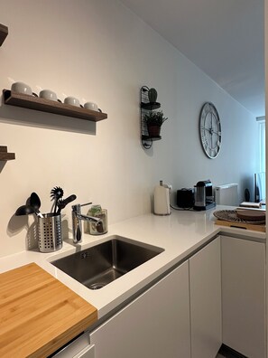 Mikrobølgeovn, ovn, kokeplater og oppvaskmaskin