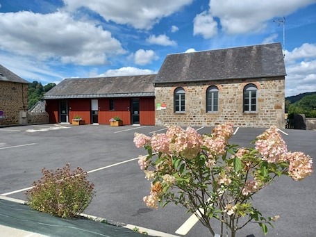 Exterior. Independent accessible cottage in Lonlay-l'Abbaye