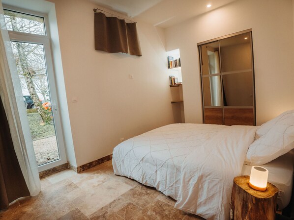 WiFi (無料)、ベッドシーツ