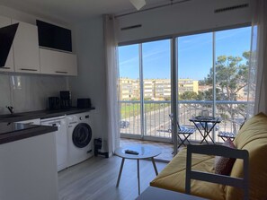 TV - Beautiful T1 with lagoon view in Balaruc-les-Bains (Balaruc-les-Bains)
