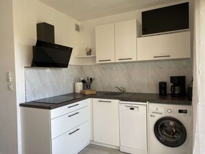 Fridge, microwave, stovetop, dishwasher