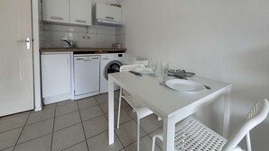 Kaffetrakter/tekoker, kjøleskap, kokeplater og oppvaskmaskin