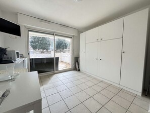 Interior - Charming seaside apartment with terrace, parking and pool, sleeps 4 (Châtelaillon-Plage)