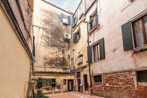 Mặt tiền nơi lưu trú