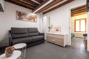 基本公寓 | 起居區 | 35-吋電視，提供  數位頻道