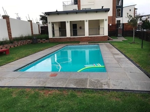 Outdoor pool - Intimate Home Away From Home (Johannesburg)