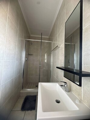 Apartment, 2 Bedrooms, Smoking, Balcony | Bathroom
