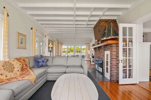 TV, fireplace, offices - Waterfront, Walk to Beach! (Barnstable)