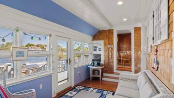 Televisión, chimenea y oficina