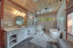Shower, hair dryer, towels, shampoo - New! 6BR Spa-Firepit-Pool Table-Arcade-Mini Golf! (Broken Bow)