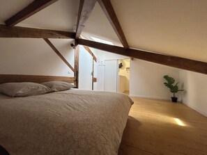 Silitysrauta/-lauta, Wi-Fi, vuodevaatteet