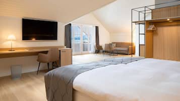 Attika Suite | Biancheria da letto ipoallergenica, minibar, una cassaforte in camera