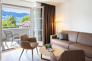 Junior Suite mit Balkon | Oppholdsområde | En 40-tommers TV med kabel-kanaler