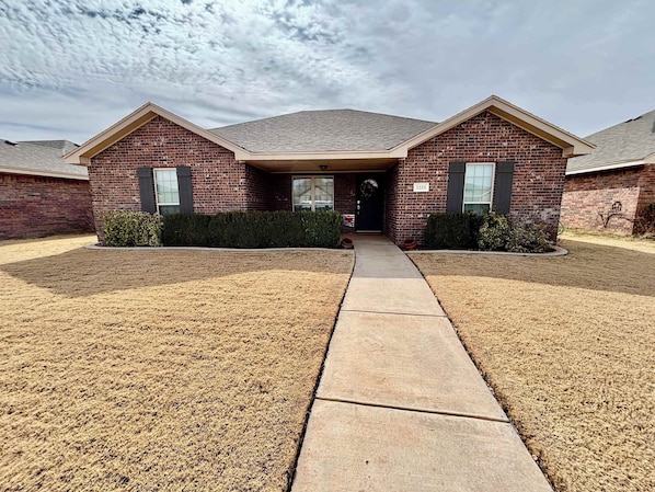 Exterior - Raiderland Rest Stop - 3BR/2BA - Close to Campus (Lubbock)