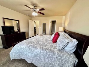 3 habitaciones, tabla de planchar con plancha, wifi y ropa de cama 