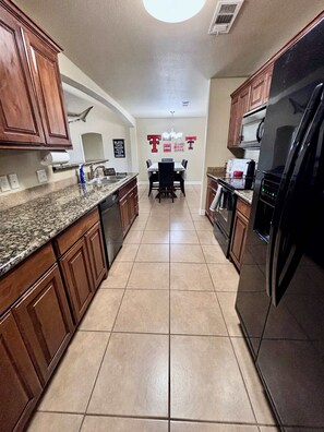 Fridge, microwave, oven, stovetop - Raiderland Rest Stop - 3BR/2BA - Close to Campus (Lubbock)