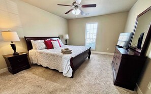 3 bedrooms, iron/ironing board, WiFi, bed sheets - Raiderland Rest Stop - 3BR/2BA - Close to Campus (Lubbock)