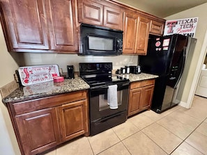 Fridge, microwave, oven, stovetop - Raiderland Rest Stop - 3BR/2BA - Close to Campus (Lubbock)