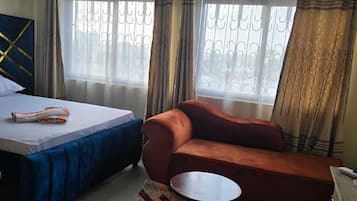 Suíte estúdio luxo, vista para a cidade | Área de estar | Smart TV 24 polegadas com canais digitais