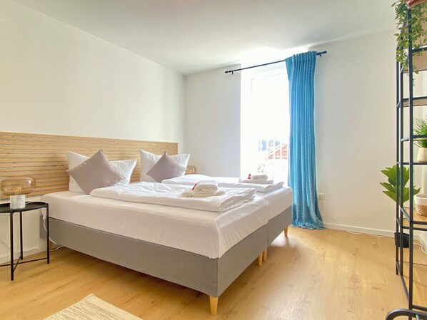 2 عدّة غرف نوم وواي فاي وملاءات أسرّة