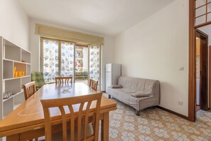 Apartamento, balcón, vistas a la ciudad | Zona de estar | Televisión de pantalla plana de 32 pulgadas con canales por cable
