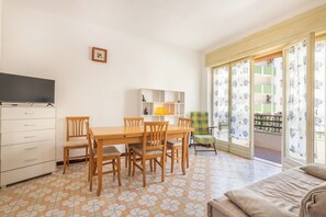 公寓, 陽台, 城市景觀 | 起居區 | 32-吋平面電視，提供有線頻道