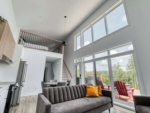 Televisie, een open haard en een stereo