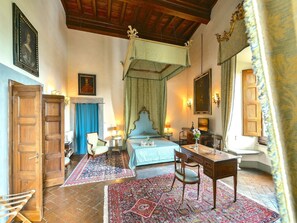 6 bedrooms, iron/ironing board, WiFi, bed sheets