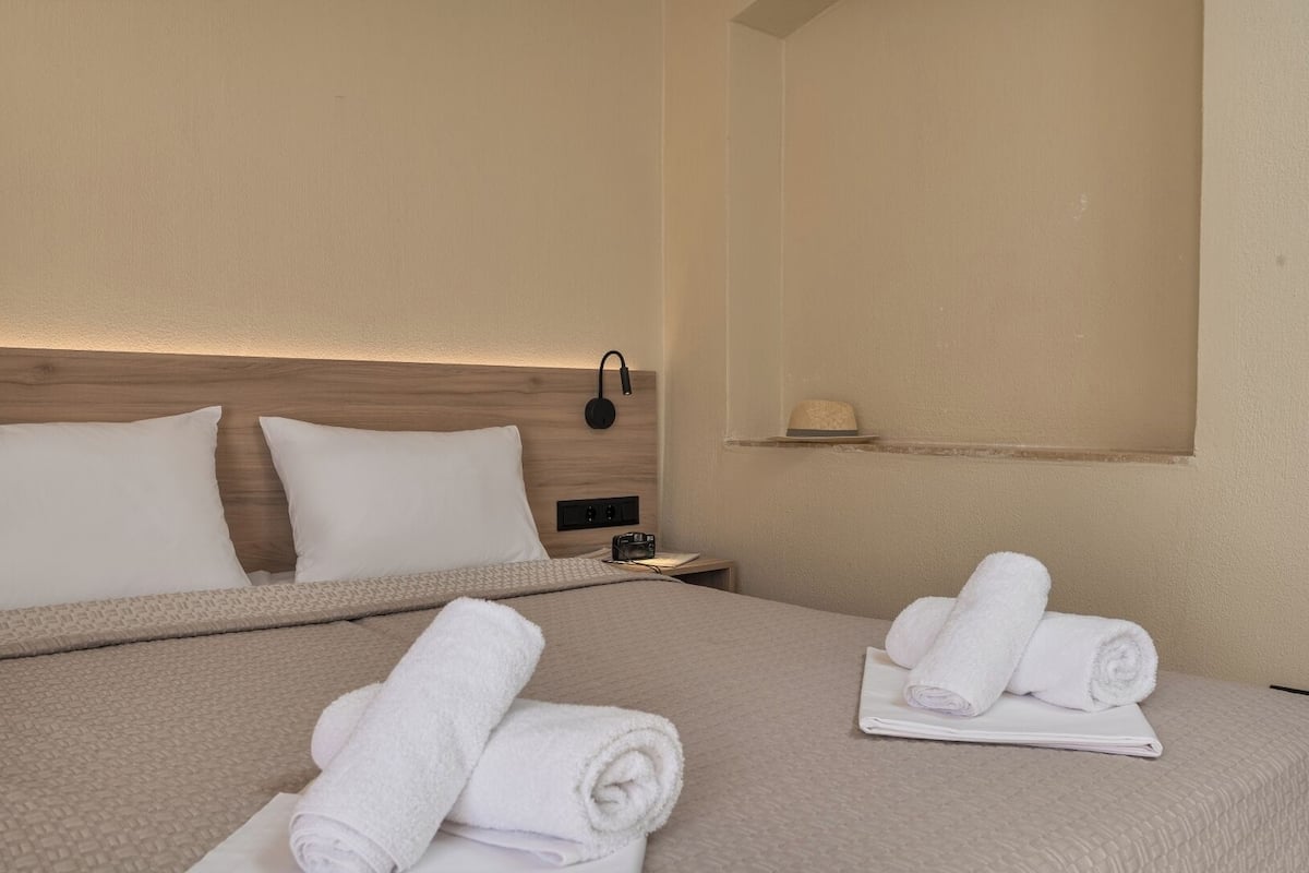Economy Double Room | 1 bedroom, in-room safe, free WiFi, bed sheets