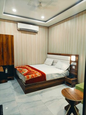 Deluxe Double Room | Desk, free WiFi - Shree krishnam Residency prem mandir  (Vrindavan)