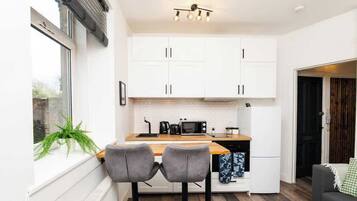 Frigorífico, microondas, horno y placa de cocina