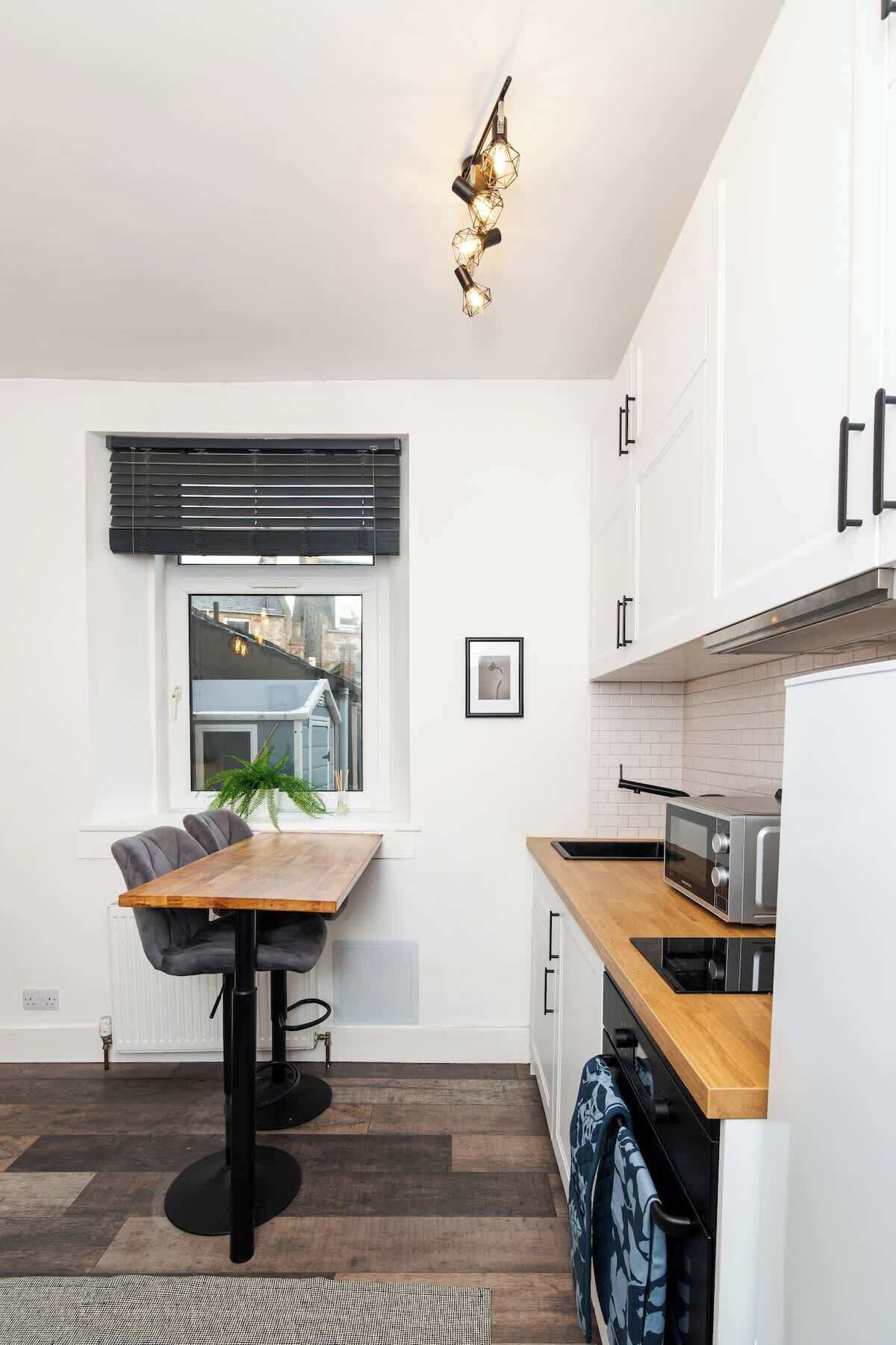 Frigorífico, microondas, horno y placa de cocina