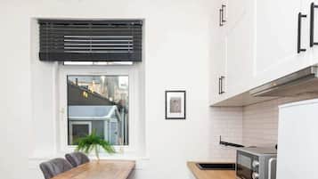 Frigorífico, microondas, horno y placa de cocina