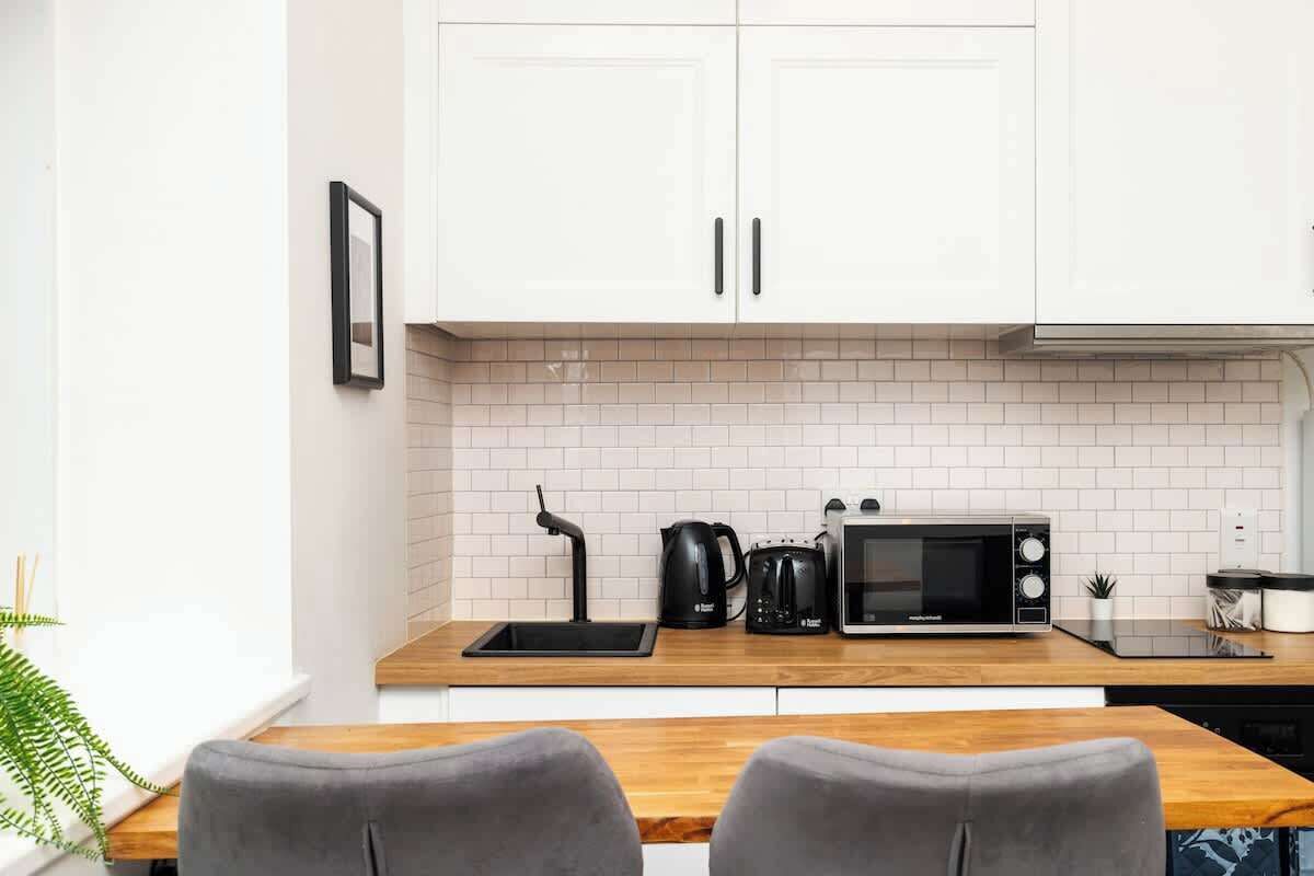 Køleskab, mikrobølgeovn, ovn, kogeplade