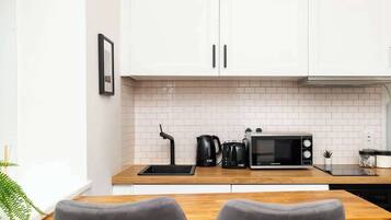 Køleskab, mikrobølgeovn, ovn, kogeplade