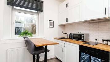 Frigorífico, microondas, horno y placa de cocina