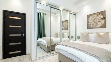 1 dormitorio, tabla de planchar con plancha, wifi y ropa de cama