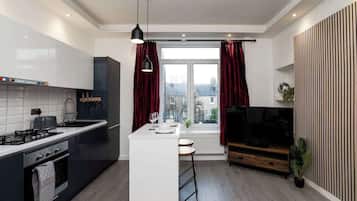 Kjøleskap, mikrobølgeovn, ovn og kokeplater