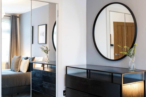 3 Bedroom House-Free Parking-by Holiday Homes