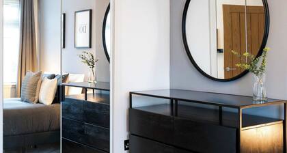 3 Bedroom House-Free Parking-by Holiday Homes