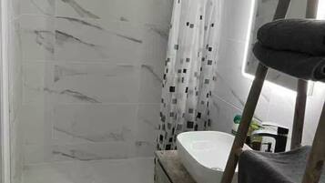 Apartment | Badezimmer | Dusche, Haartrockner, Handtücher
