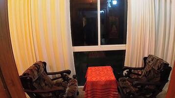 Chambre Double Familiale, vue fleuve | Coin séjour | Télévision