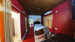 Espacio para trabajar con laptop y tabla de planchar con plancha 