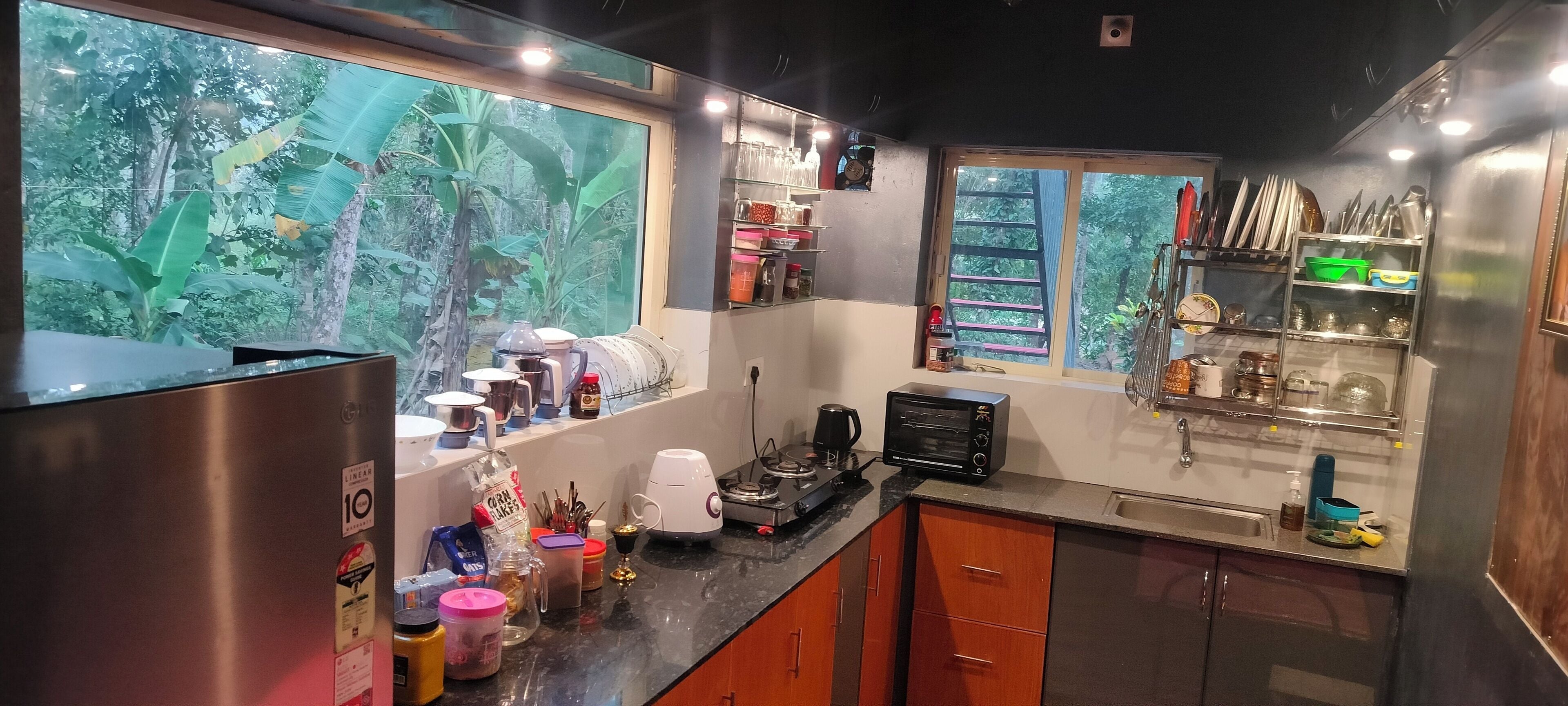 大冰箱、微波炉、烤箱、炉灶