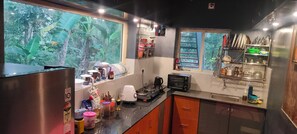 Full-size fridge, microwave, oven, stovetop