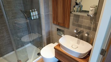House | Bathroom | Combined shower/bathtub, deep-soaking bathtub, hair dryer, towels