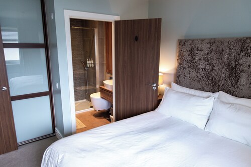 3br-sleeps6-parking-garden-citycentre