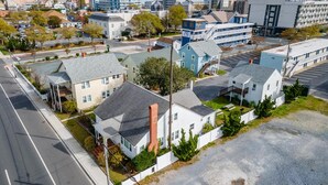 Un quartier résidentiel composé de maisons individuelles, d’un parking et d’un grand bâtiment surmonté d’un dôme.