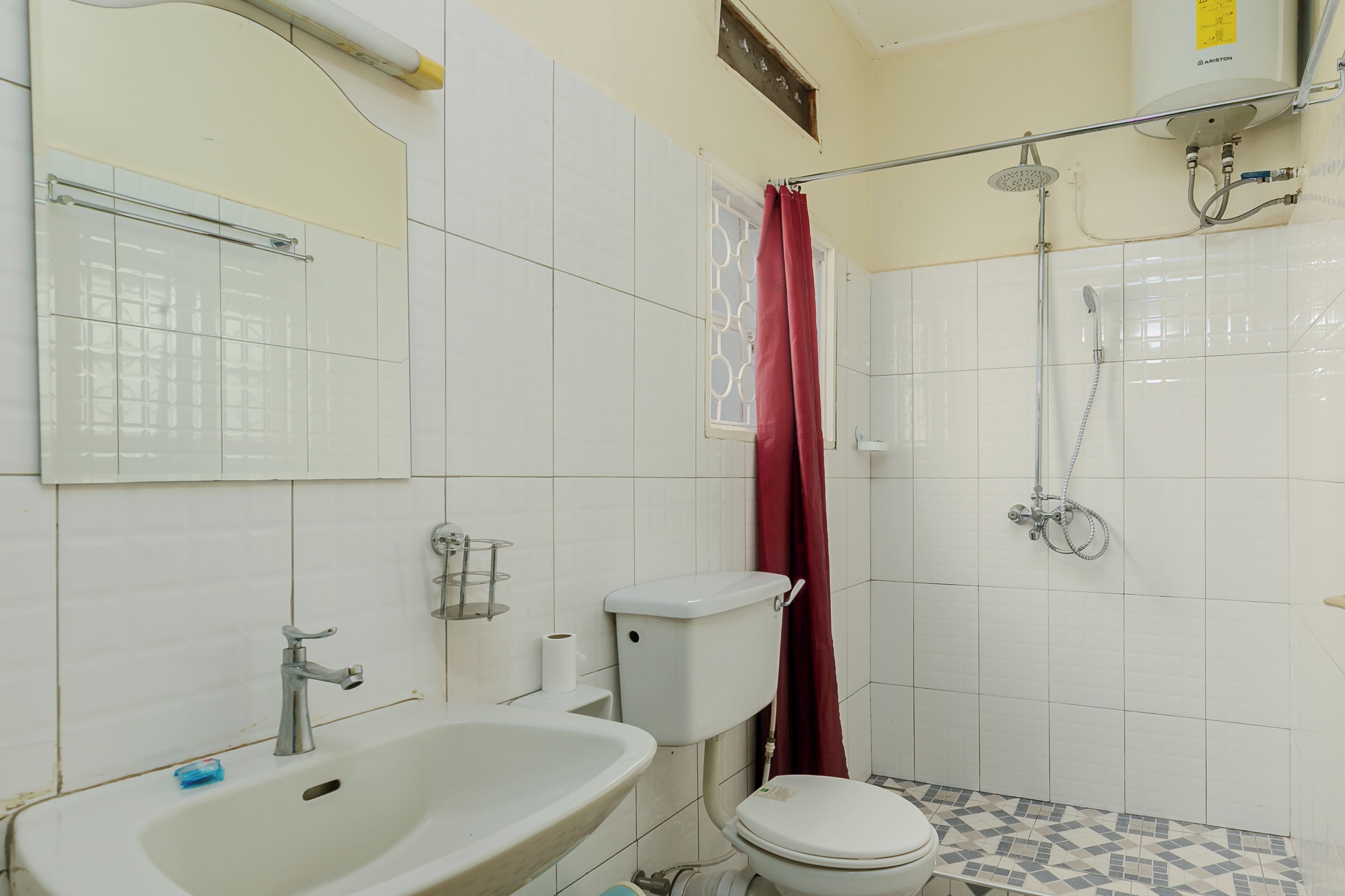 Regadera, regadera tipo lluvia, amenidades de baño gratuitas, pantuflas 